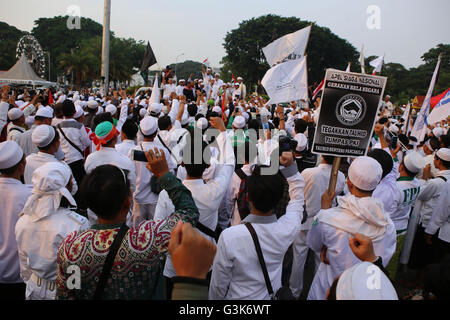 Jakarta, Indonesia. 03 Giugno, 2016. Una delle organizzazioni comunitarie uniti nel contrastare il comunismo di fronte al palazzo indipendenza e ha esortato il governo a contrastare il ritorno dell'infrastruttura a chiave pubblica (PKI) in terra Indonesia. © Natanael Pohan/Pacific Press/Alamy Live News Foto Stock