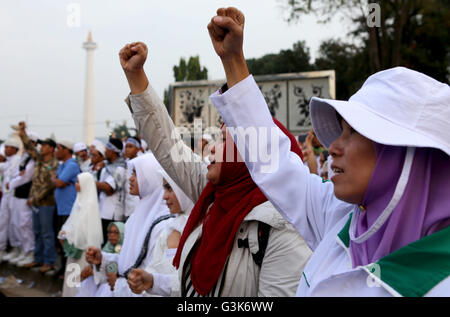 Jakarta, Indonesia. 03 Giugno, 2016. Una delle organizzazioni comunitarie uniti nel contrastare il comunismo di fronte al palazzo indipendenza e ha esortato il governo a contrastare il ritorno dell'infrastruttura a chiave pubblica (PKI) in terra Indonesia. © Natanael Pohan/Pacific Press/Alamy Live News Foto Stock