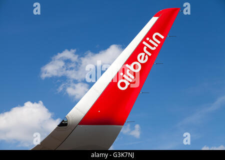 Berlino / GERMANIA - Giugno 3, 2016: Airbus A 321-211 da Air Berlin sorge sull aeroporto di Schoenefeld di Berlino / Germania al 3 giugno Foto Stock