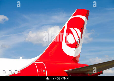 Berlino / GERMANIA - Giugno 3, 2016: Airbus A 321-211 da Air Berlin sorge sull aeroporto di Schoenefeld di Berlino / Germania al 3 giugno Foto Stock