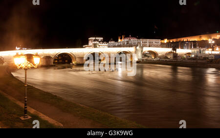 Vista del famoso ponte in pietra e il castello di Skopje, Macedonia, di notte Foto Stock