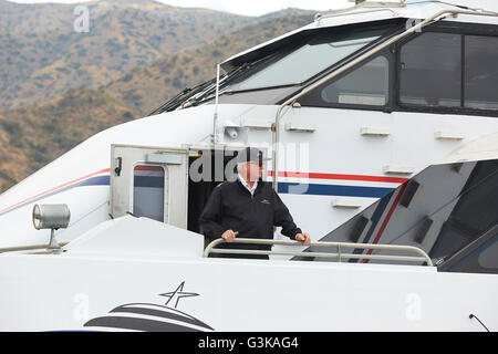 Il capitano in piedi sul ponte del 'Jet Cat Express' SeaCat nel porto di Avalon, Isola Catalina, California. Foto Stock