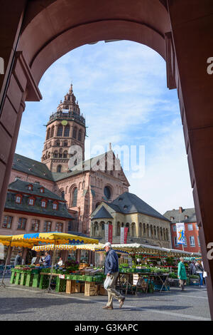 San Martin's Cathedral e il mercato settimanale, Germania Renania-Palatinato, Renania-Palatinato, , Magonza Foto Stock