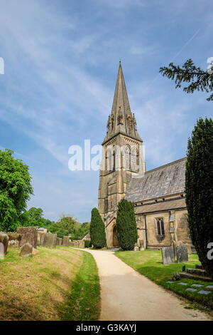 San Pietro Chiesa Parrocchiale nel Derbyshire village di Edensor Foto Stock