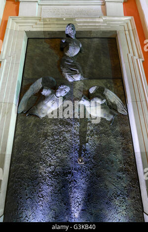 Gli angeli' porte da Igor Mitoraj all'ingresso della chiesa dei Gesuiti dell'alma Madre di Dio a Varsavia Foto Stock