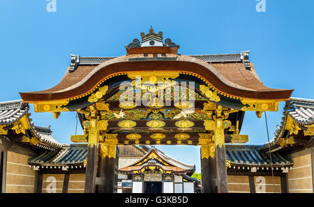 Il karamon cancello principale al Palazzo Ninomaru presso il Castello di Nijo a Kyoto Foto Stock