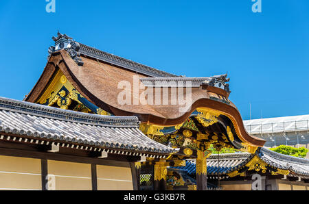 Il karamon cancello principale al Palazzo Ninomaru presso il Castello di Nijo a Kyoto Foto Stock