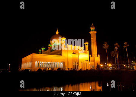 Una lunga esposizione sultano Omar Ali Saifuddin Moschea in Bandar Seri Begawan, Brunei. Foto Stock