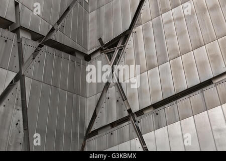 Luglio 2015 - Il Museo Ebraico di Berlino, Berlino, Germania: facciata dettaglio. Esso è stato progettato dall architetto Daniel Libeskind. Foto Stock