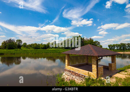 Bella alcova su un lago nella giornata di sole Foto Stock