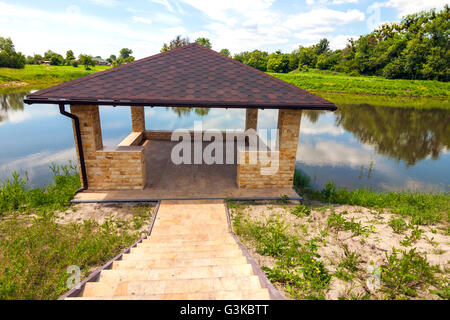 Bella alcova su un lago nella giornata di sole Foto Stock