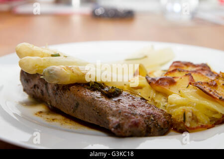 Filetto di Agnello con patate e asparagi Foto Stock