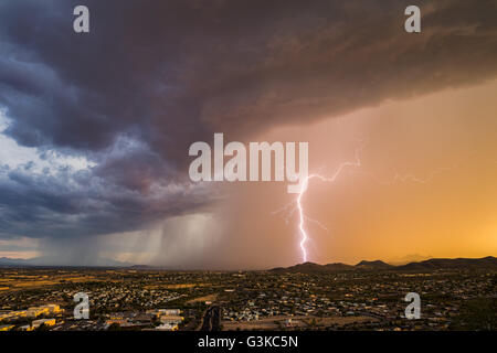 A powerful lightning bolt strike from a monsoon thunderstorm near Tucson, Arizona Foto Stock