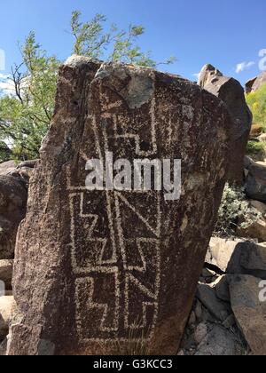 Nativi americani petroglifi scolpiti sulle rocce a tre fiumi Petroglyph sito nelle vicinanze di Tularosa, Nuovo Messico Foto Stock