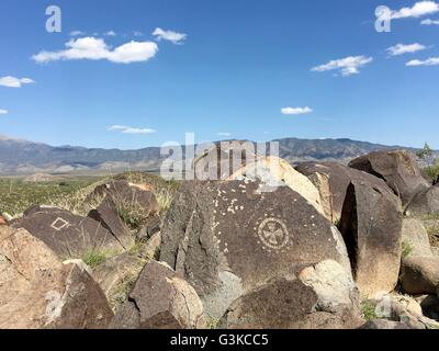 Nativi Americani (Jornada Mogollon persone) petroglifi scolpiti sulle rocce a tre fiumi Petroglyph sito nelle vicinanze di Tularosa, Nuovo Messico Foto Stock