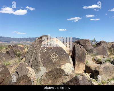 Nativi Americani (Jornada Mogollon persone) petroglifi scolpiti sulle rocce a tre fiumi Petroglyph sito nelle vicinanze di Tularosa, Nuovo Messico Foto Stock