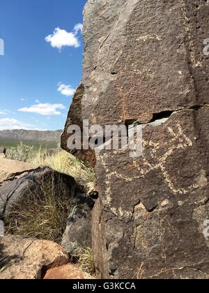 Nativi Americani (Jornada Mogollon persone) petroglifi scolpiti sulle rocce a tre fiumi Petroglyph sito nelle vicinanze di Tularosa, Nuovo Messico Foto Stock