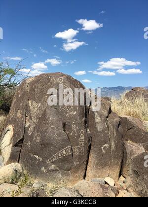Nativi Americani (Jornada Mogollon persone) petroglifi scolpiti sulle rocce a tre fiumi Petroglyph sito nelle vicinanze di Tularosa, Nuovo Messico Foto Stock