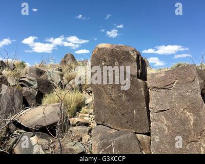 Nativi Americani (Jornada Mogollon persone) petroglifi scolpiti sulle rocce a tre fiumi Petroglyph sito nelle vicinanze di Tularosa, Nuovo Messico Foto Stock
