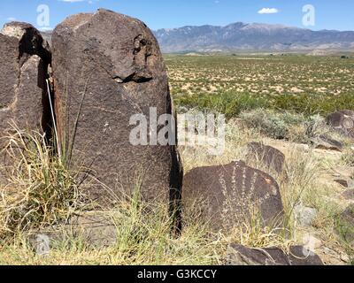Nativi Americani (Jornada Mogollon persone) petroglifi scolpiti sulle rocce a tre fiumi Petroglyph sito nelle vicinanze di Tularosa, Nuovo Messico Foto Stock