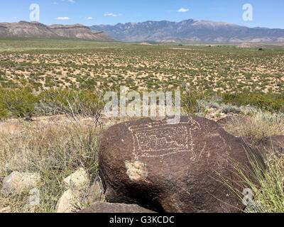Nativi Americani (Jornada Mogollon persone) petroglifi scolpiti sulle rocce a tre fiumi Petroglyph sito nelle vicinanze di Tularosa, Nuovo Messico Foto Stock
