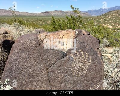 Nativi Americani (Jornada Mogollon persone) petroglifi scolpiti sulle rocce a tre fiumi Petroglyph sito nelle vicinanze di Tularosa, Nuovo Messico Foto Stock