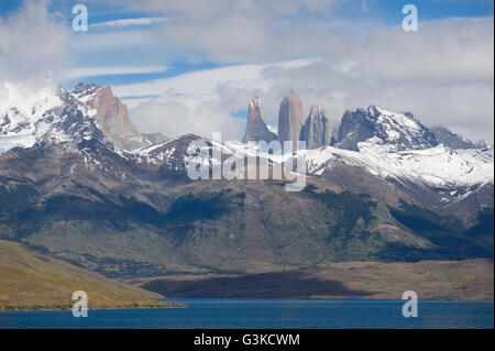 Una vista delle torri da Laguna Azul a Torres del Paine NP, Patagonia, Cile. Foto Stock