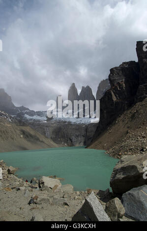 Lago glaciale nella parte superiore della base delle torri escursione nel Parco Nazionale di Torres del Paine nella Patagonia cilena. Foto Stock