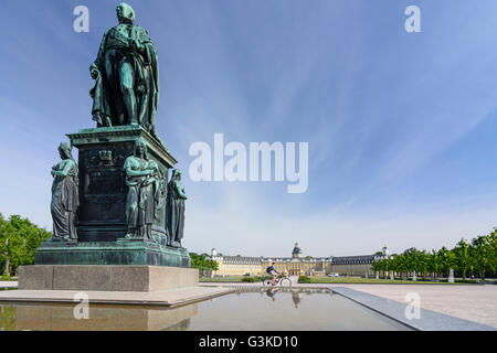 Il Granduca Karl Friedrich monumento davanti al palazzo, Germania, Baden-Württemberg, Kraichgau-Stromberg, Karlsruhe Foto Stock