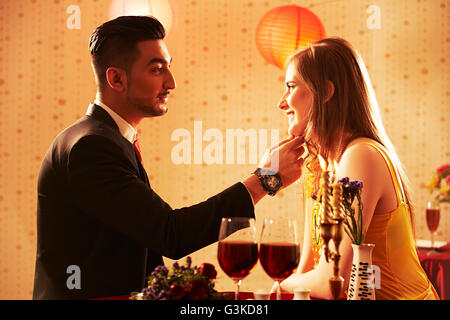 2 Straniero le coppie sposate Hotel Romance Dating Foto Stock