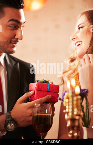 2 Straniero sposato hotel Couples Dating anniversario di regalo Foto Stock