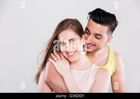 2 coppie di sposi straniero abbracciando romanticismo Foto Stock