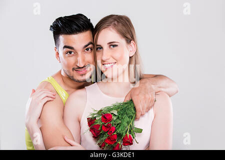 2 coppie di sposi straniero il giorno di San Valentino dono Bouquet Rose dando Foto Stock
