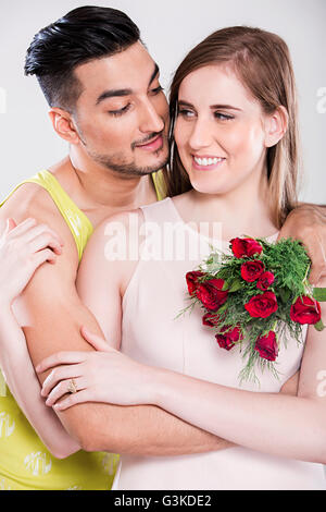 2 coppie di sposi straniero il giorno di San Valentino dono Bouquet Rose dando Foto Stock