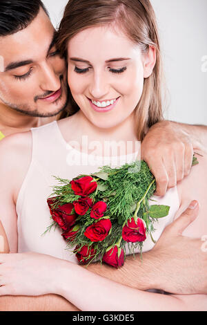 2 coppie di sposi straniero il giorno di San Valentino dono Bouquet Rose dando Foto Stock