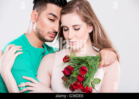 2 coppie di sposi straniero il giorno di San Valentino dono Bouquet Rose dando Foto Stock