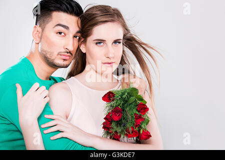 2 coppie di sposi straniero il giorno di San Valentino dono Bouquet Rose dando Foto Stock