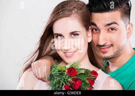 2 coppie di sposi straniero il giorno di San Valentino dono Bouquet Rose dando Foto Stock