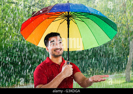 1 uomo adulto Parco ombrello godono di protezione dalla pioggia Foto Stock