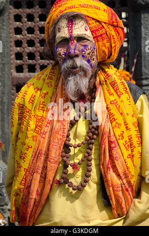 Kathmandu, Nepal - 19 Febbraio 2014: Donne in abito tradizionale seduta. Foto Stock