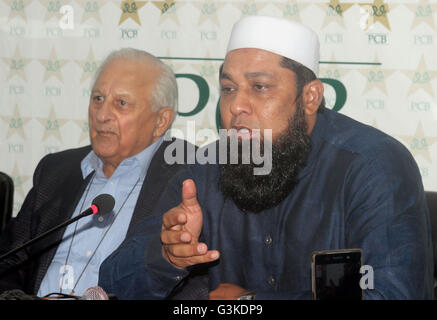 Lahore, Pakistan. Xviii Apr, 2016. Il pakistan ex cricket capitano Inzamam-ul-Haq (R) affrontare durante la conferenza stampa a Lahore. Il Pakistan ha nominato ex capitano e battitore master Inzamam-ul-Haq come il loro nuovo capo selettore, due settimane dopo i saccheggi il comitato di selezione a seguito del team disastroso che mostra nel mondo ICC venti20 in India. © Rana Sajid Hussain/Pacific Press/Alamy Live News Foto Stock