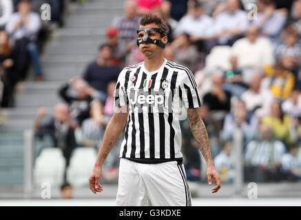 Torino, Italia. Xvii Apr, 2016. La Juventus' Mario Mandzukic reagisce durante il campionato italiano di una partita di calcio tra Juventus e Palermo allo Juventus Stadium. La Juventus ha vinto 4-0. © Isabella Bonotto/Pacific Press/Alamy Live News Foto Stock