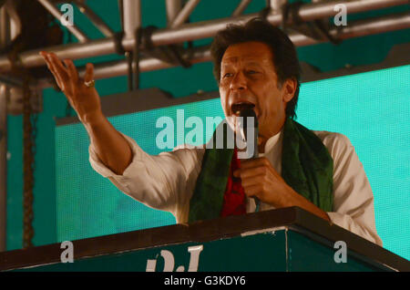 Imran Khan, cricketer-girare-politico e presidente dell'opposizione e partito politico Pakistan Tehreek-e-Insaf (PTI), partito affronta i suoi sostenitori durante un governo anti-rally a Lahore. Imran Khan ha lanciato un paese ampia protesta per chiedere al governo del Primo ministro Nawaz Sharif a dimettersi in seguito le accuse sulla sua famiglia del coinvolgimento in Panama paper. Milioni di perdite di documenti pubblicati suggeriscono che 140 uomini politici e funzionari provenienti da tutto il mondo tra cui 72 ex e la corrente i leader mondiali hanno collegamenti con segreto "offshore" le aziende per sfuggire il controllo fiscale Foto Stock