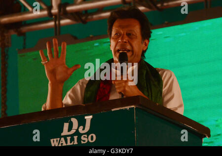 Imran Khan, cricketer-girare-politico e presidente dell'opposizione e partito politico Pakistan Tehreek-e-Insaf (PTI), partito affronta i suoi sostenitori durante un governo anti-rally a Lahore. Imran Khan ha lanciato un paese ampia protesta per chiedere al governo del Primo ministro Nawaz Sharif a dimettersi in seguito le accuse sulla sua famiglia del coinvolgimento in Panama paper. Milioni di perdite di documenti pubblicati suggeriscono che 140 uomini politici e funzionari provenienti da tutto il mondo tra cui 72 ex e la corrente i leader mondiali hanno collegamenti con segreto "offshore" le aziende per sfuggire il controllo fiscale Foto Stock