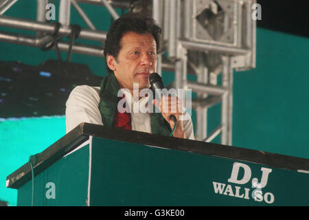 Imran Khan, cricketer-girare-politico e presidente dell'opposizione e partito politico Pakistan Tehreek-e-Insaf (PTI), partito affronta i suoi sostenitori durante un governo anti-rally a Lahore. Imran Khan ha lanciato un paese ampia protesta per chiedere al governo del Primo ministro Nawaz Sharif a dimettersi in seguito le accuse sulla sua famiglia del coinvolgimento in Panama paper. Milioni di perdite di documenti pubblicati suggeriscono che 140 uomini politici e funzionari provenienti da tutto il mondo tra cui 72 ex e la corrente i leader mondiali hanno collegamenti con segreto "offshore" le aziende per sfuggire il controllo fiscale Foto Stock