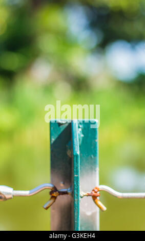 Blur pilastri in acciaio che trattengono il filo di corda di entrambi i lati. Foto Stock