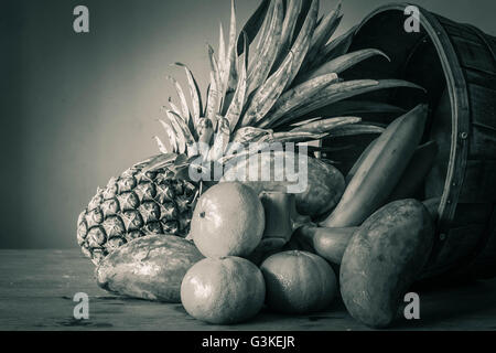 Frutti dal canestro messo insieme su di un tavolo di legno. Foto Stock