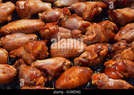 Bufali di pollo o salsa teriyaki materie ali cotte alla griglia su barbecue grill di fumo Foto Stock