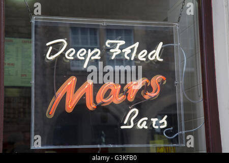 Deep Fried Mars Bar segno, High Street - Royal Mile di Edimburgo, Scozia Foto Stock