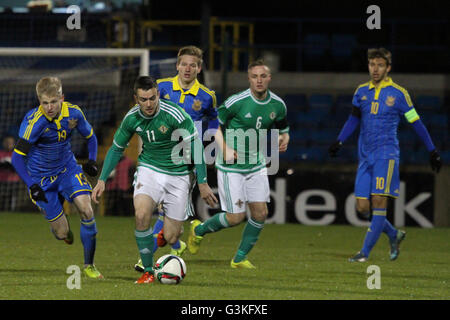 Lurgan, Irlanda del Nord. 17 Novembre 2015 - Europeo UEFA Under 21 il campionato, gruppo Qualificatore 3. Irlanda del Nord 1 Ucraina 2. In Irlanda del Nord la Michael Duffy (11) è inseguito da dell'Ucraina Oleksandr Zinchenko (19). Foto Stock